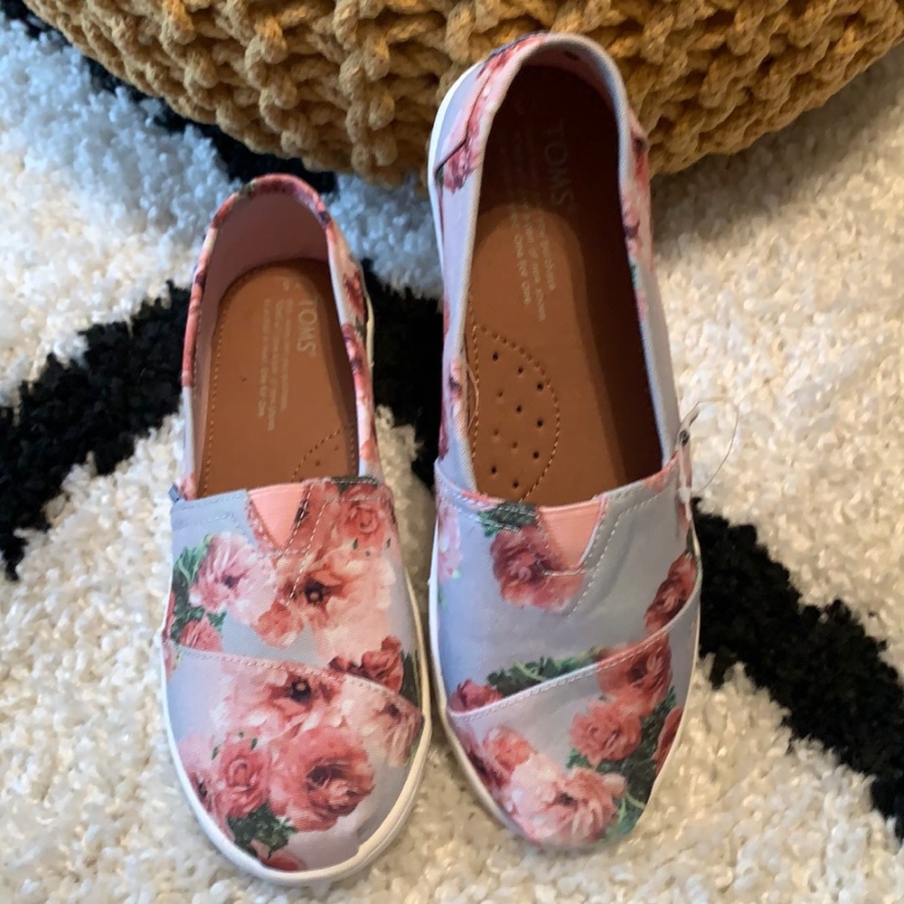 TOMS  shoes